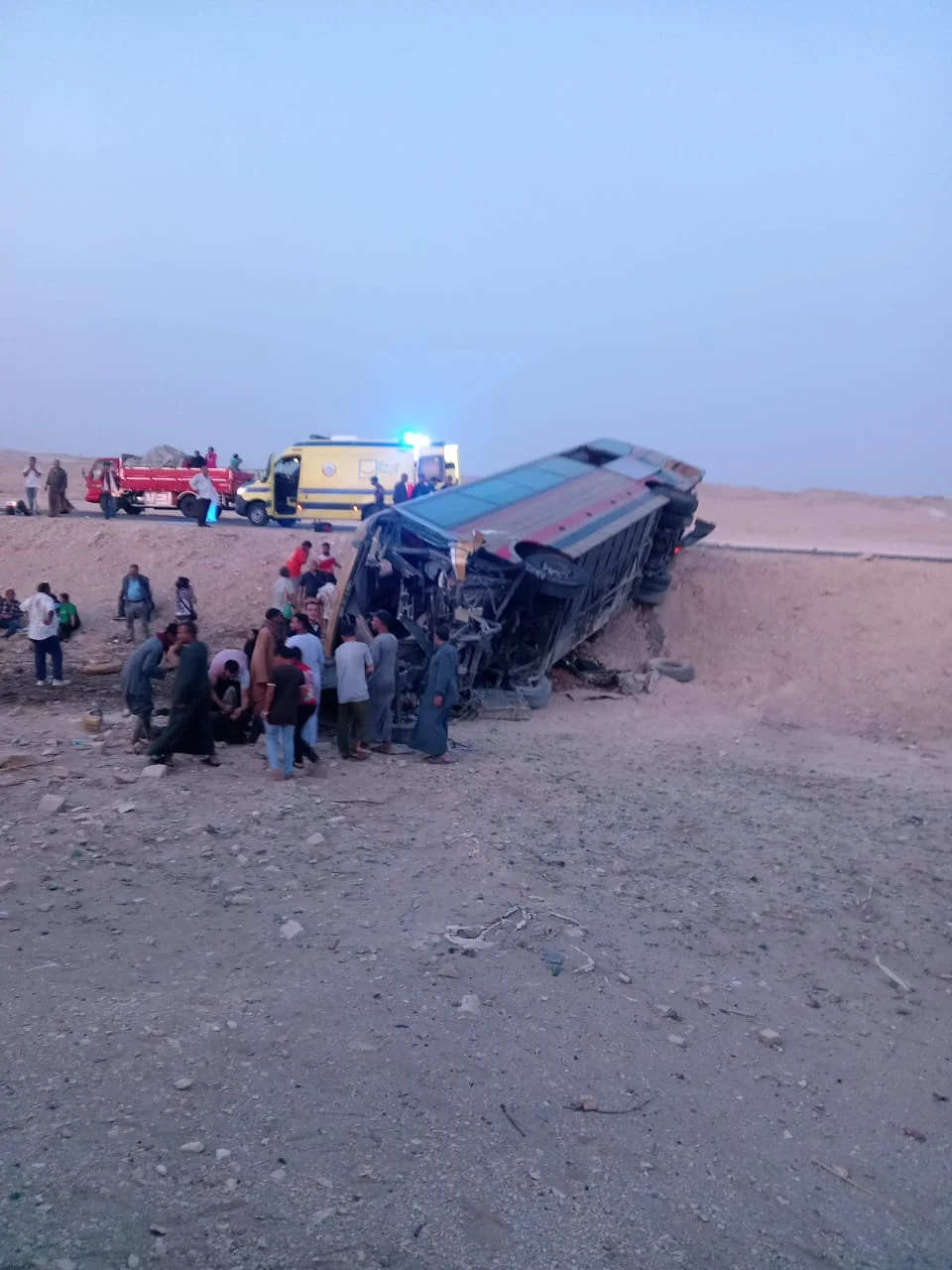 مصرع شخصين وإصابة 30 آخرين فى انقلاب أتوبيس نقل على الطريق الصحراوى بأسيوط