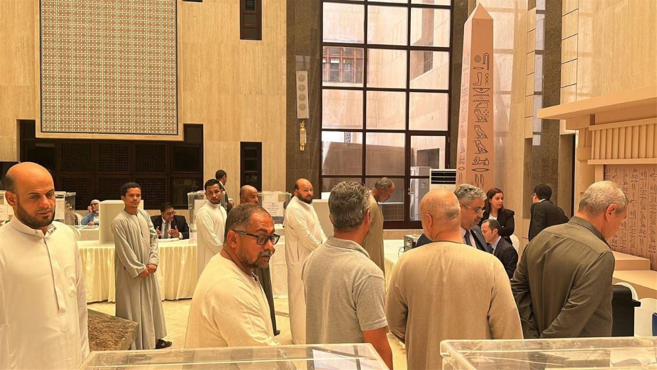 توافد المصريين بالسعودية على قنصلية جدة للتصويت فى انتخابات الشيوخ..