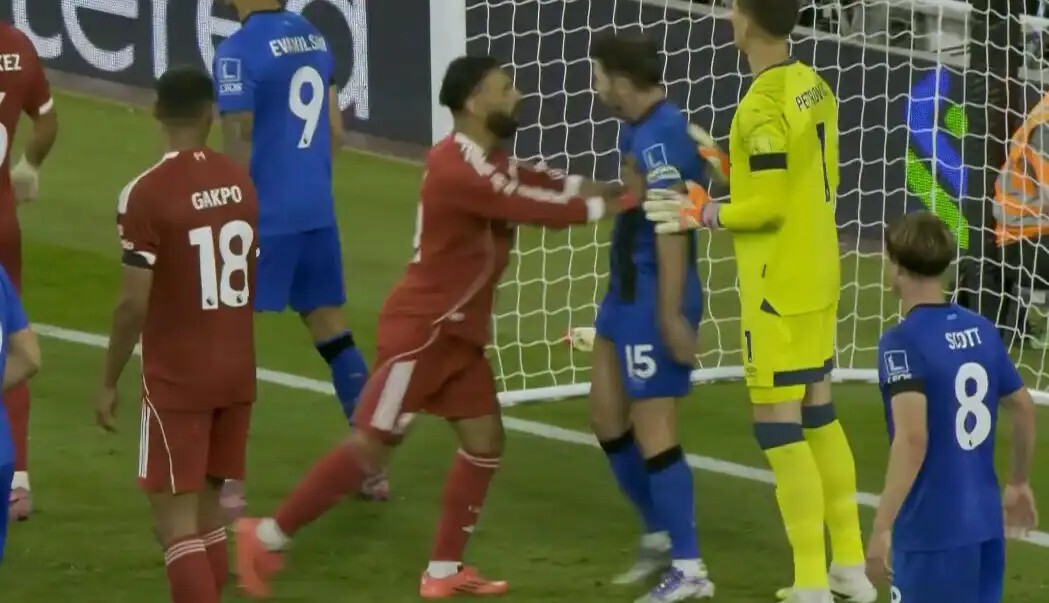 محمد صلاح يدخل في مشادة عنيفة مع لاعب بورنموث