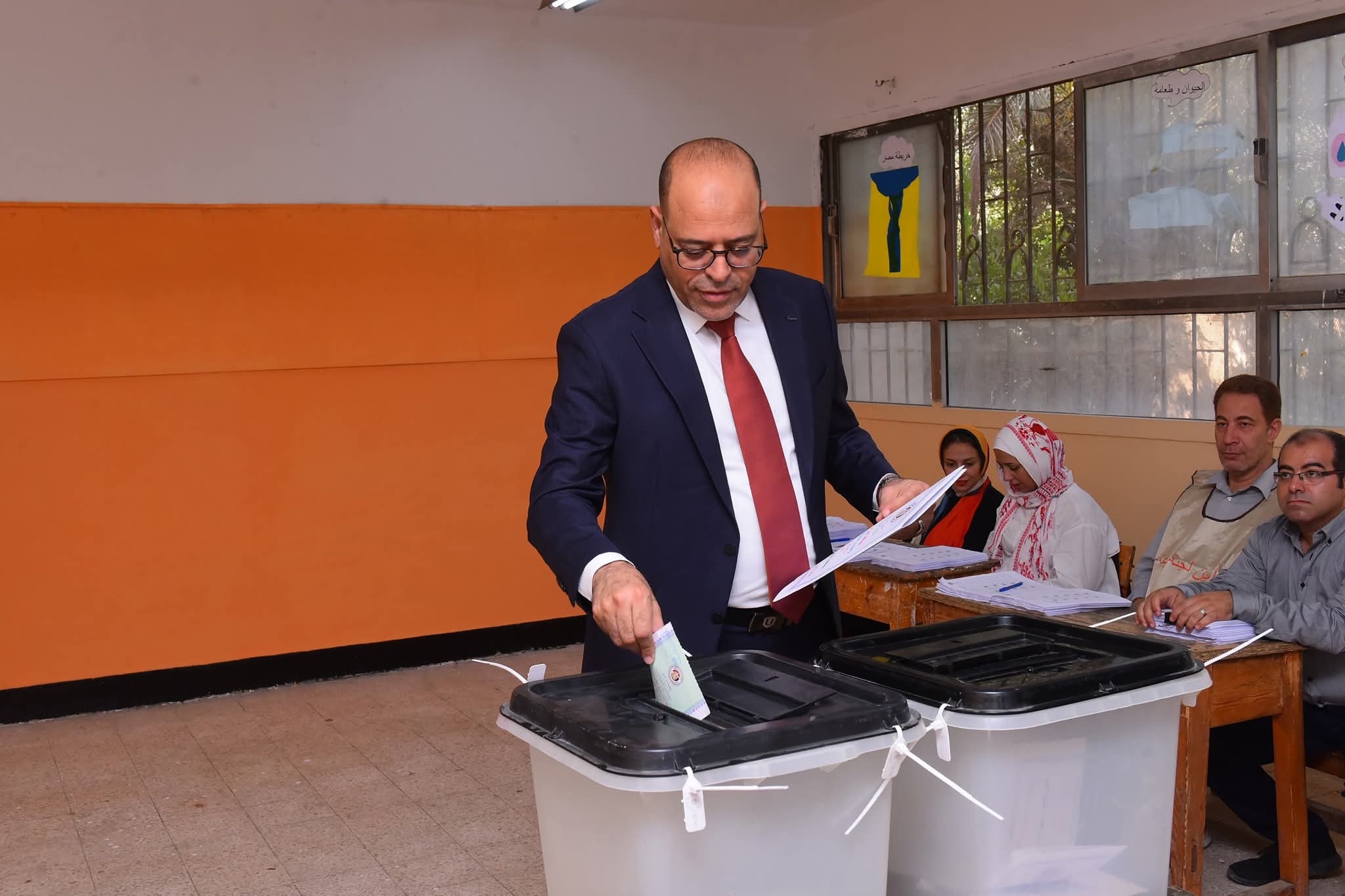 وزير العمل يُدلي بصوته في انتخابات مجلس الشيوخ بالتجمع الخامس .... داعيا الملايين من العمال بالمشاركة في "الحق الانتخابي