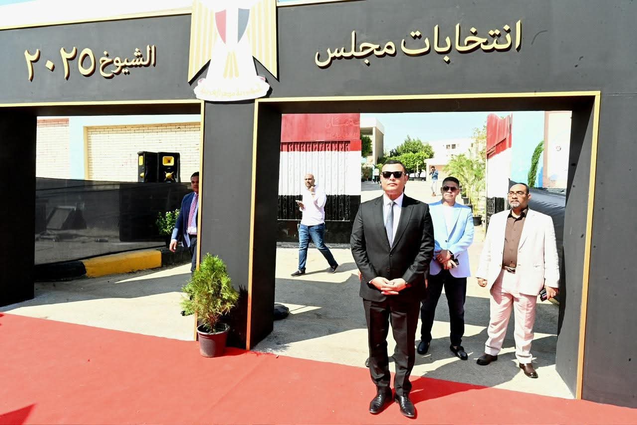 وزير الإسكان يُدلي بصوته بانتخابات مجلس الشيوخ  داعبا المصريين لممارسة حقوقهم الدستورية