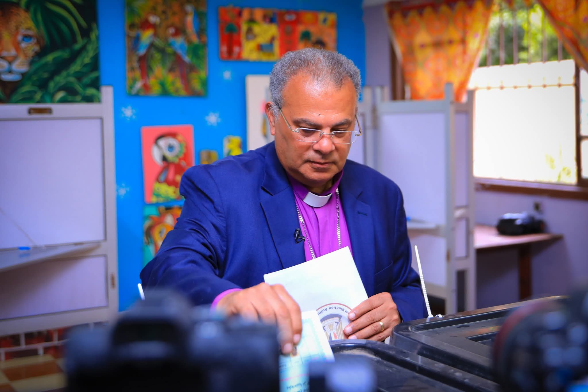 رئيس الطائفة الإنجيلية يدلي بصوته اليوم في انتخابات مجلس الشيوخ...قائلا: "المشاركة مسؤولية وطنية