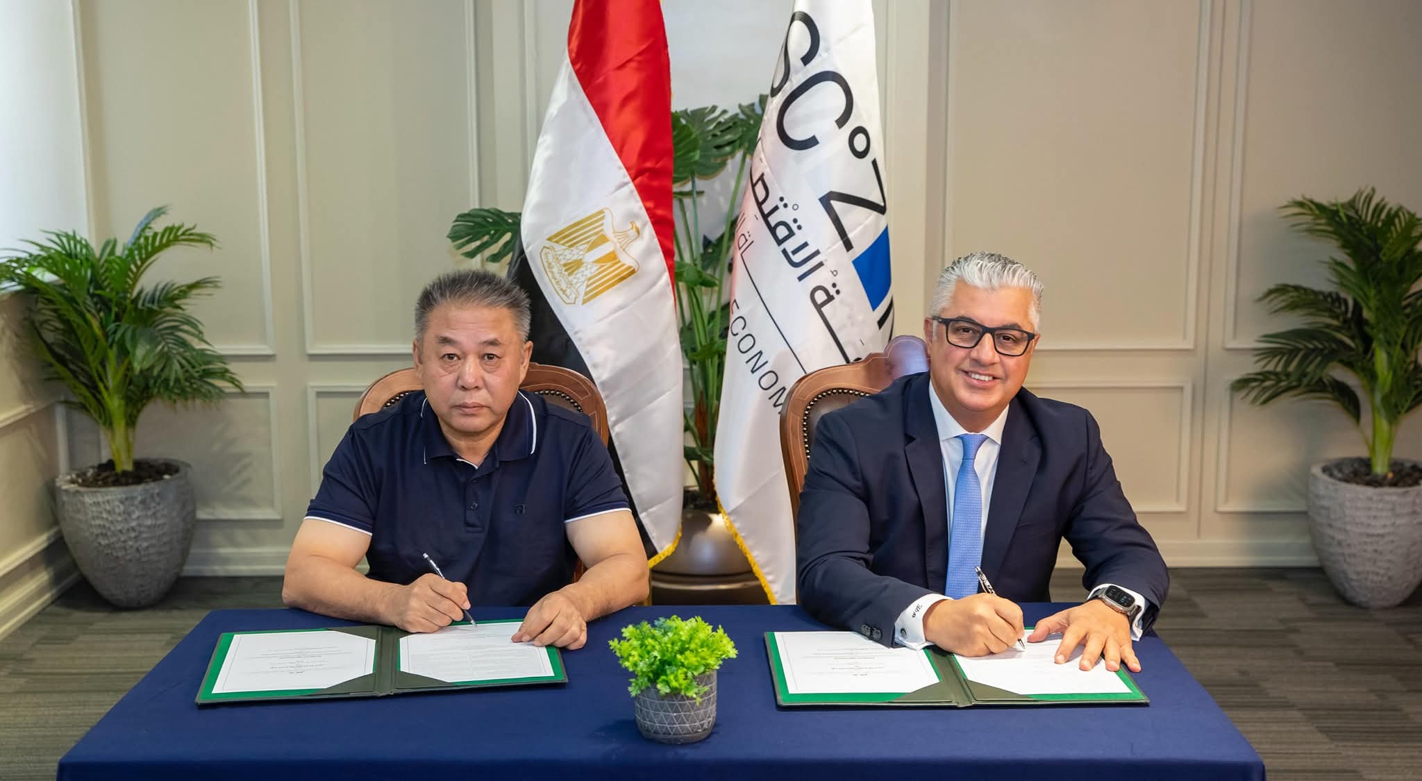باستثمارات 22,6 مليون دولار..رئيس اقتصادية قناة السويس يوقع عقد إنشاء مصنع "تشانجتشو رامادا لصناعة المنسوجات بالقنطرة غرب