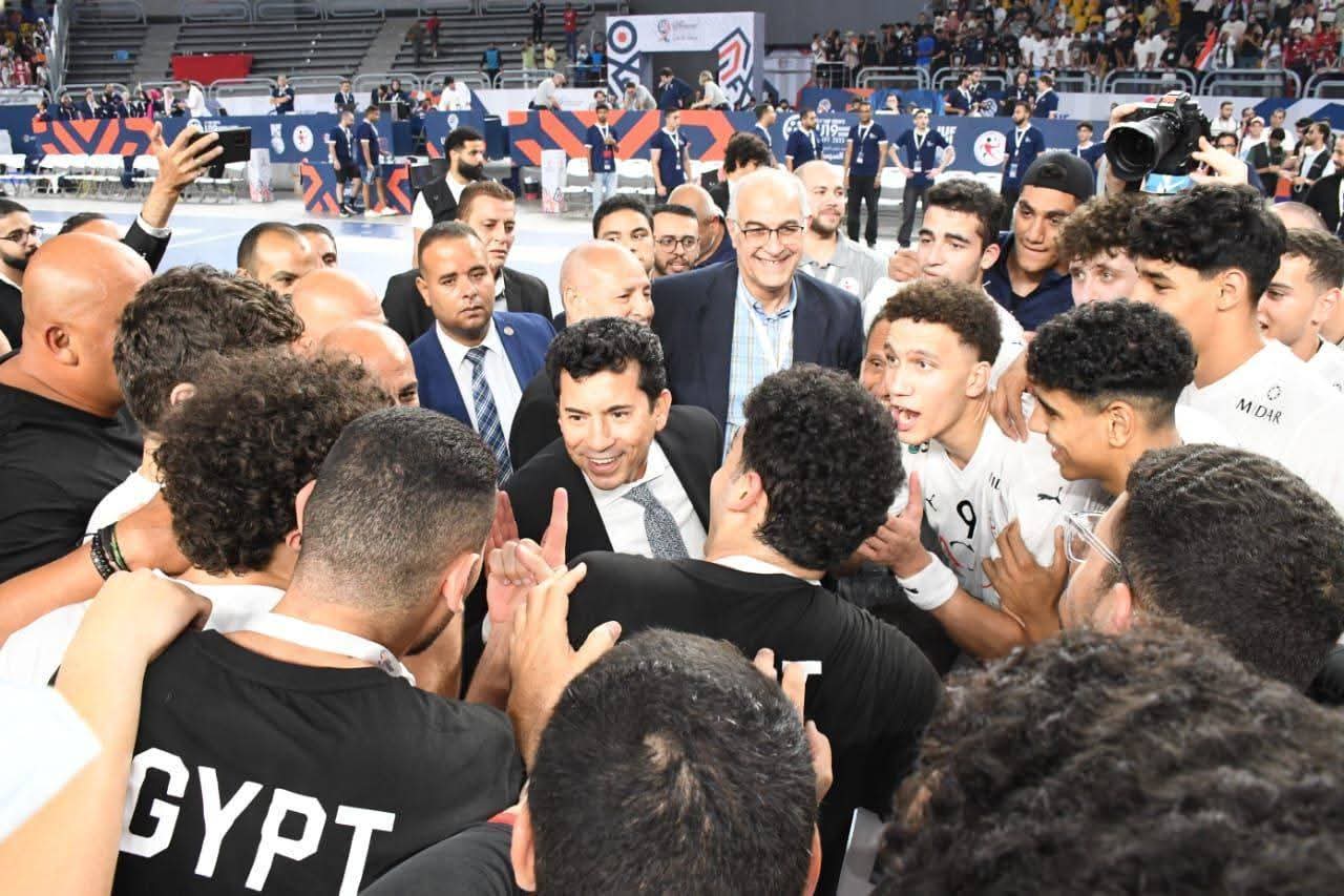 بالصور شاهد فرحه وزير الشباب بوصول المنتخب المصري لكرة اليد لربع نهائي بطولة العالم