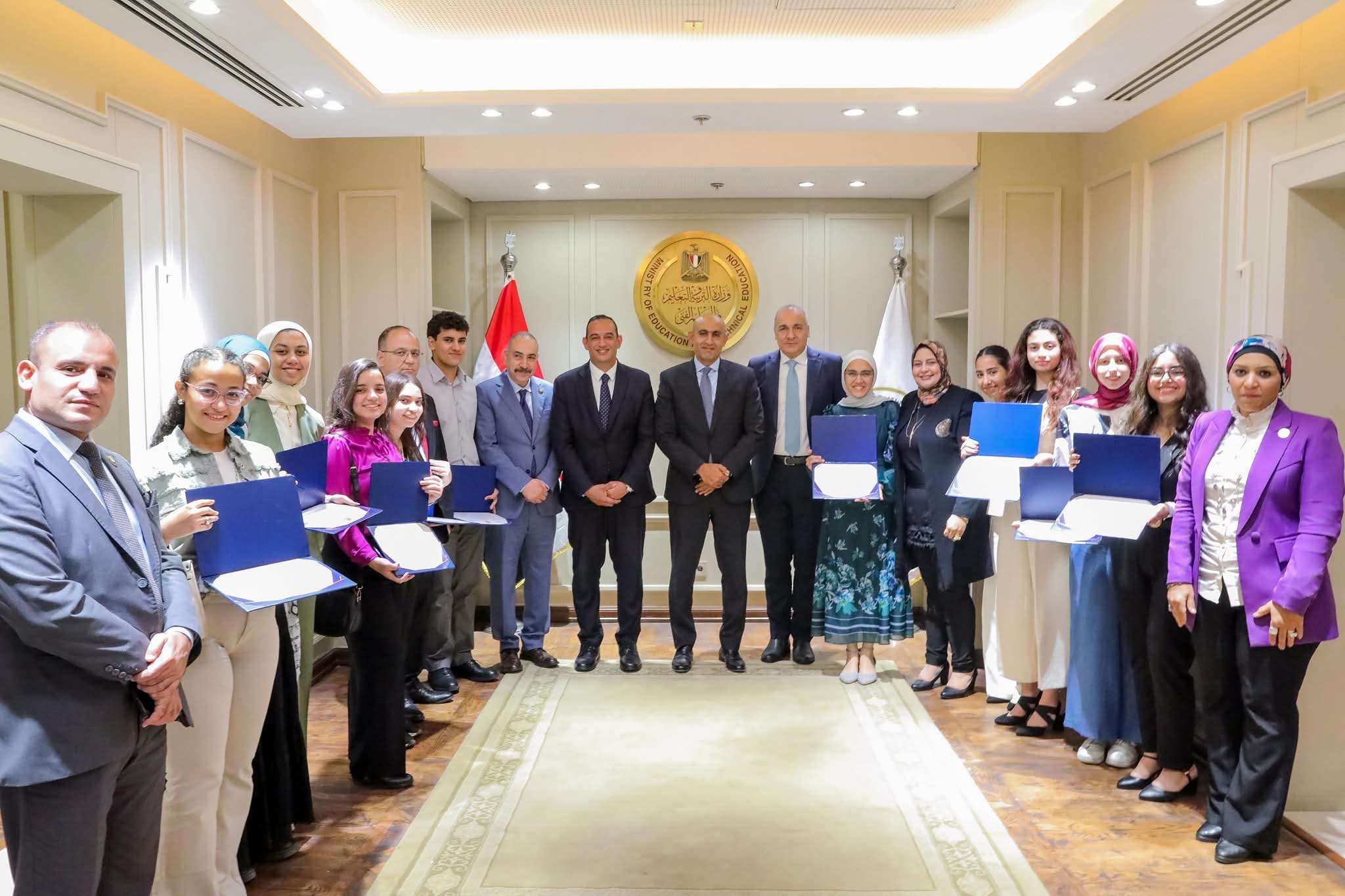 شاهد... تكريم وزير التعليَم لأوائل مدارس النيل المصرية الدولية