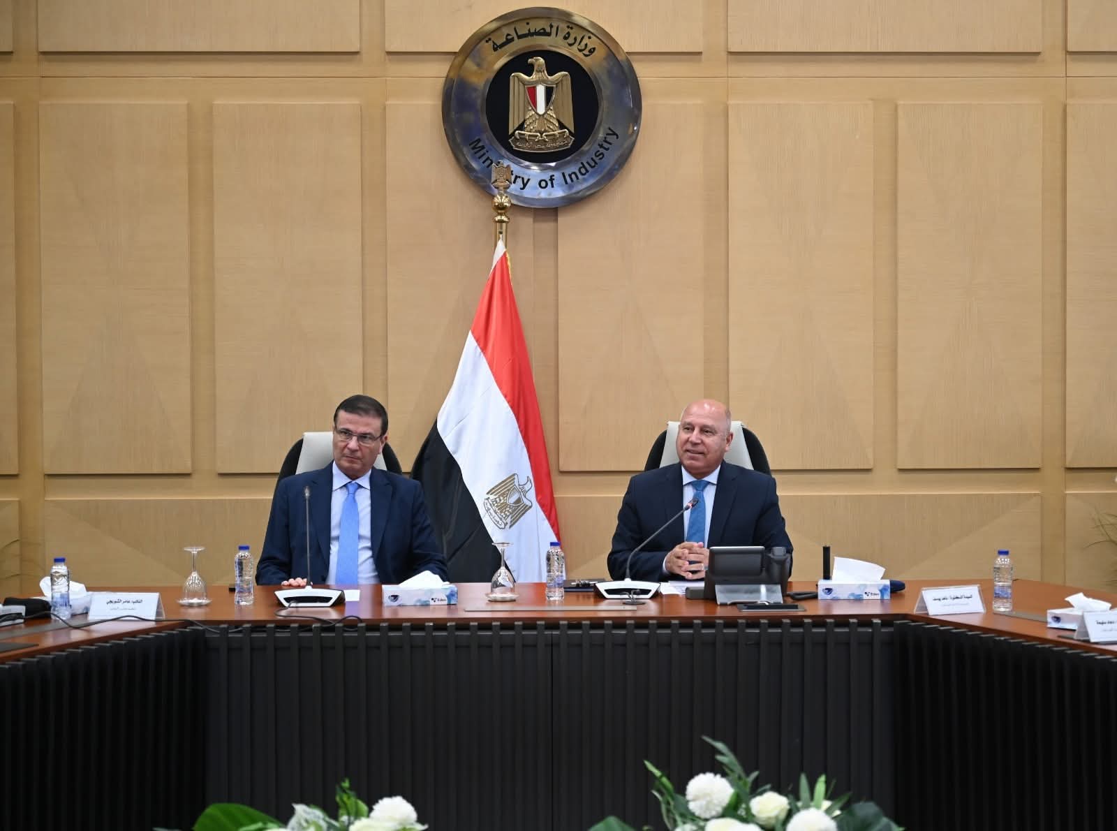 وزيرا الصناعة والزراعة يبحثان التوسع في تصنيع الزبيب وتوطين صناعة الكتان لتعزيز الصناعات الوطنية وتعظيم القيمة المضافة