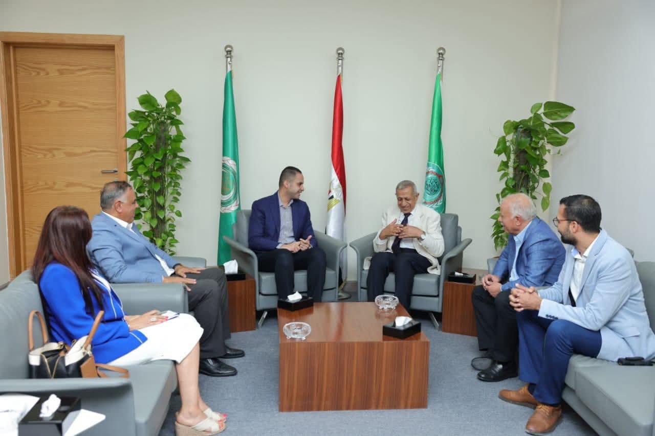 نائب وزير الصحة يبحث مع رئيس الأكاديمية العربية للعلوم والتكنولوجيا والنقل البحري سبل التعاون في مجال التدريب وتنمية الكوادر
