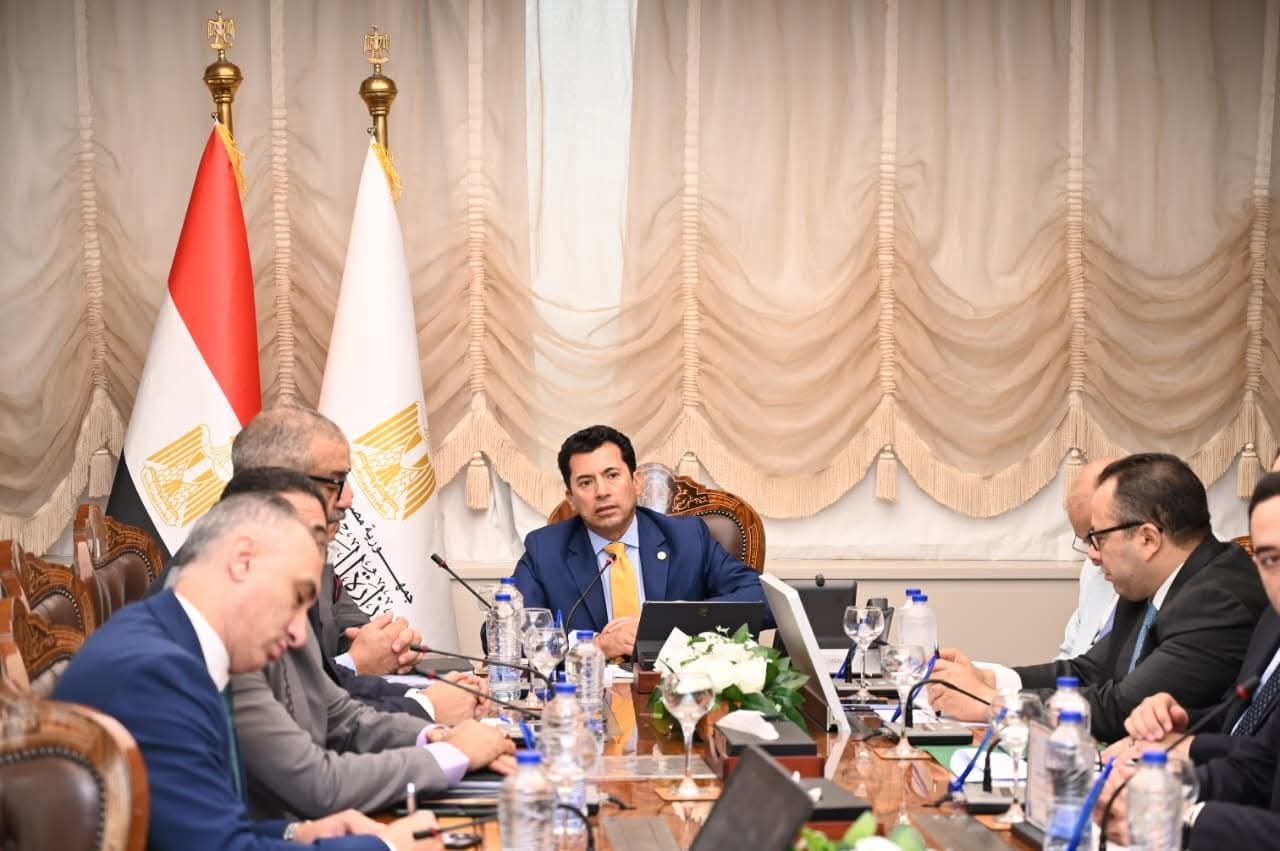 بعد تصديق فخامة الرئيس على قانون الرياضة الجديد.. - وزير الشباب والرياضة يجتمع بمديري المديريات واللجنة القانونية لوضع الآليات التنظيمية للتنفيذ