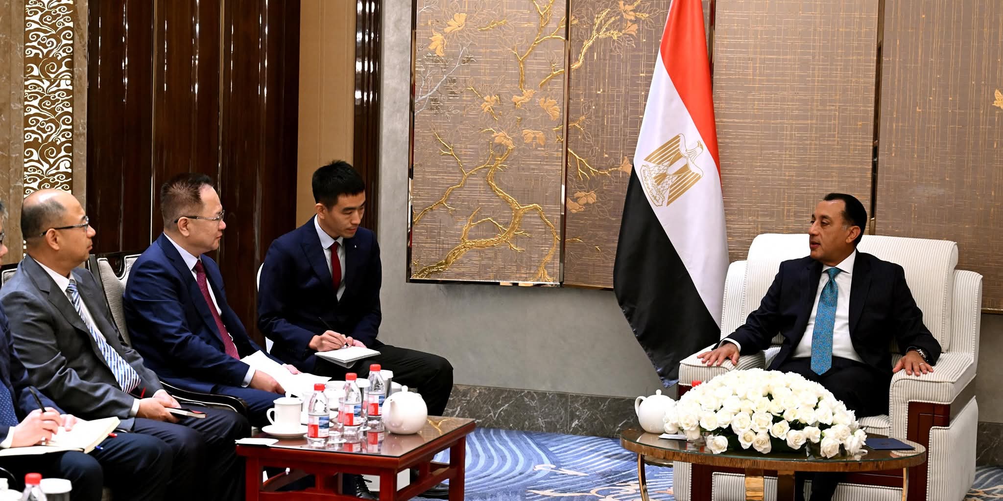 على هامش مشاركته في قمة "منظمة شنغهاي للتعاون بلس" نيابة عن الرئيس:  رئيس الوزراء يلتقي رئيس مجلس إدارة شركة "تيدا" الصينية القابضة