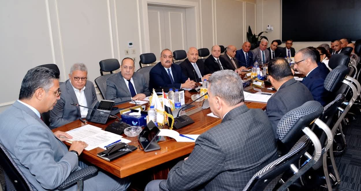 • وزير التموين يجتمع مع قيادات الشركة القابضة والشركات التابعة لمتابعة توافر السلع وضبط الأسواق
