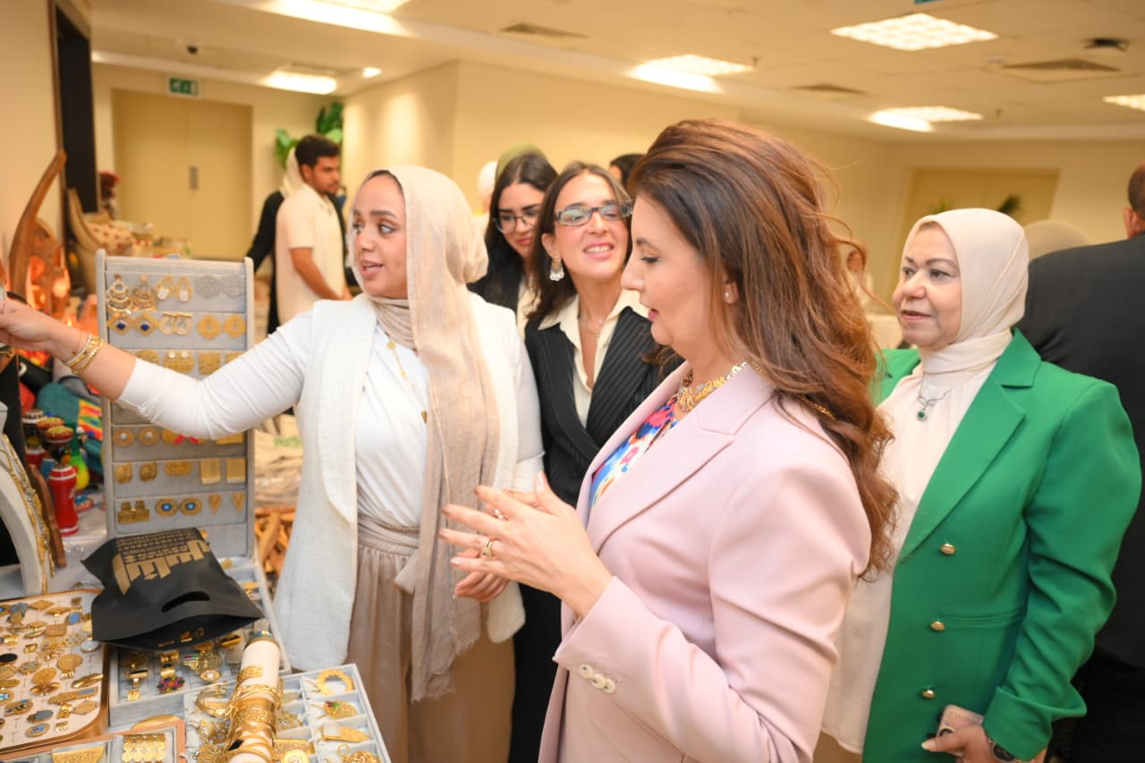 بحضور حرم وزير الخارجية وعدد من زوجات الدبلوماسيين المصريين  التضامن الاجتماعي تفتتح فعاليات معرض "ديارنا للحرف اليدوية والتراثية" بديوان الوزارة بالعاصمة الإدارية الجديدة