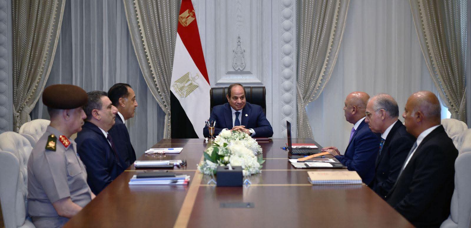 الرئيس عبد الفتاح السيسي يتابع مع رئيس مجلس الوزراء ووزير النقل اخر التطورات فى الموانىء