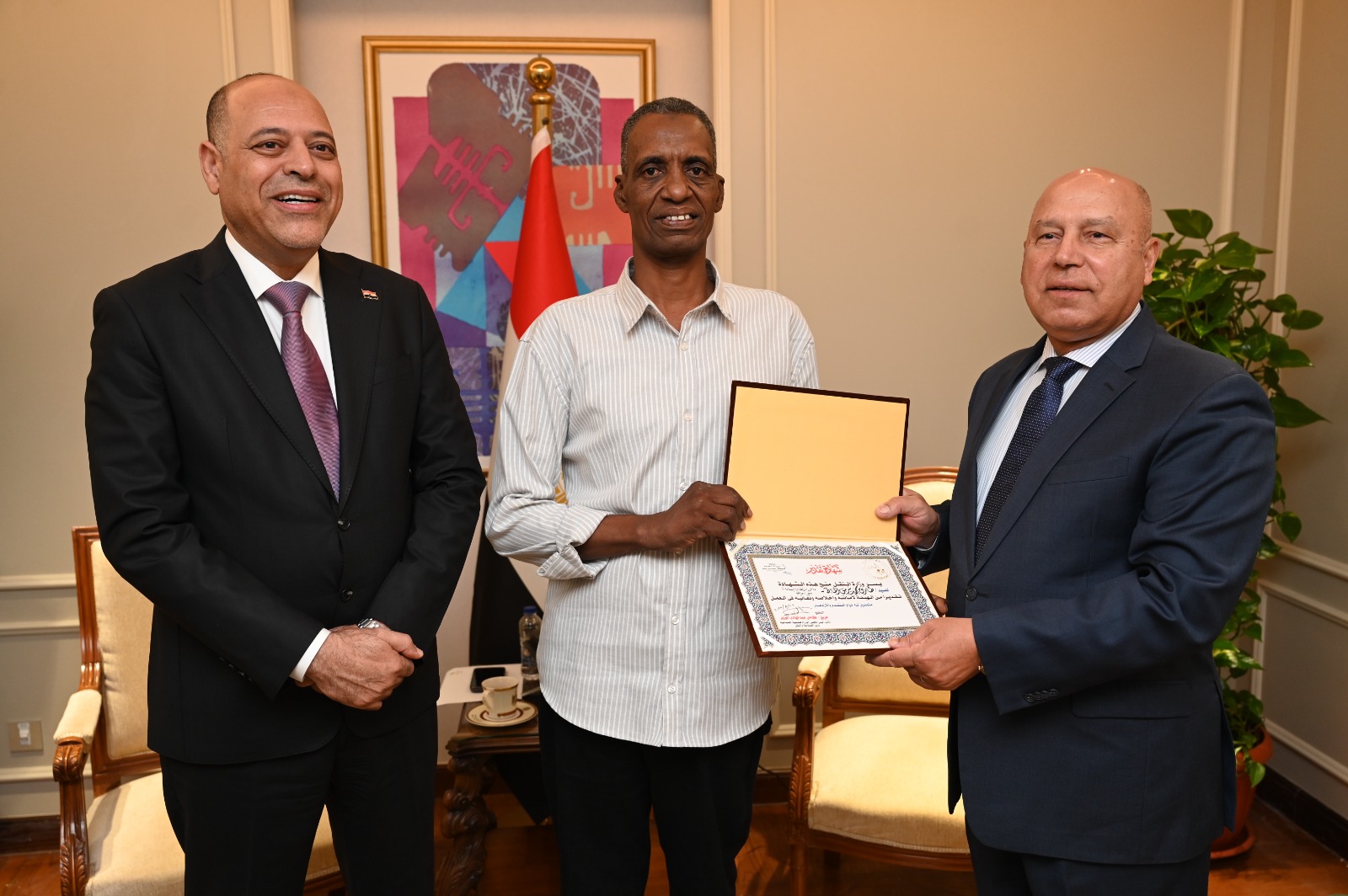 شهادة تقدير ومكافأة مالية.. وزيرا النقل والعمل يكرمان عامل مزلقان بني سويف تقديرا لشجاعته