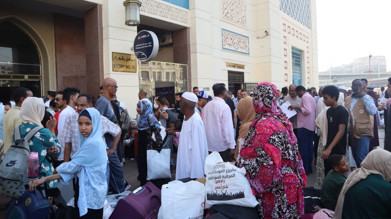 الهيئة القومية لسكك حديد مصر تسير القطار التاسع للعودة الطوعية للأشقاء السودانيين وعلي متنه ٩٤٠ سودانيا