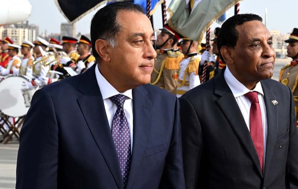 رئيس الوزراء يستقبل نظيره السوداني بمطار القاهرة الدولي