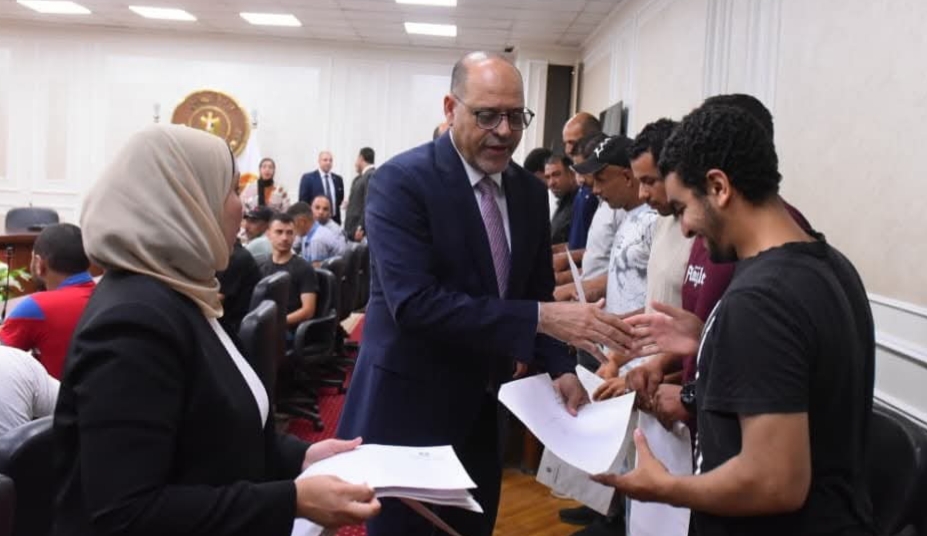 وزير العمل يُسلم 93 عقد عمل لكوادر مصرية للعمل في البوسنة والإمارات والأردن في مجالات البناء والتشييد والزراعة