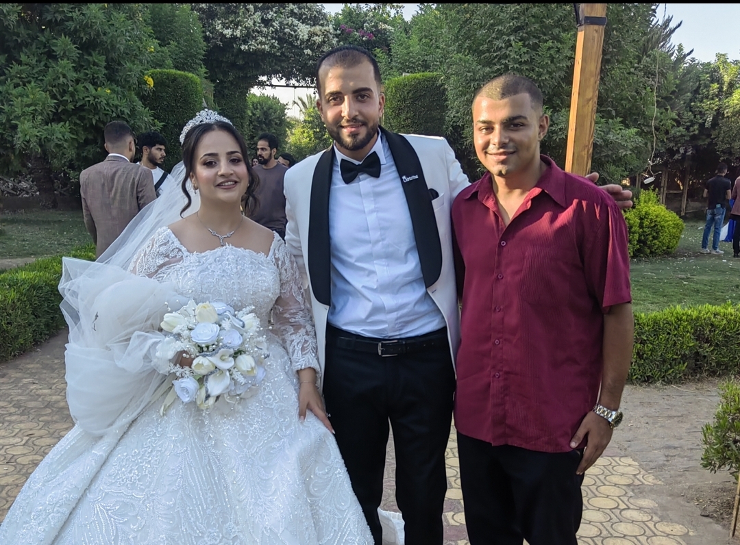 أبانوب عيد يهنيء الخواجة صموئيل إسحاق والدكتورة كرستينا عماد بمناسبة حفل زفافهما