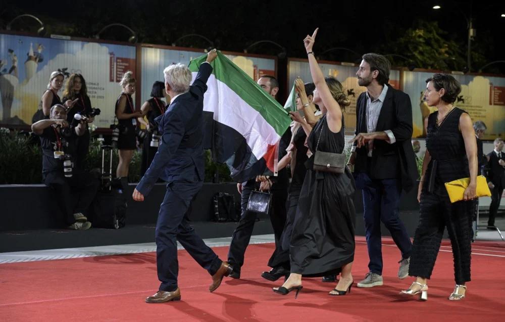 علم فلسطين يتصدر المشهد على السجادة الحمراء لمهرجان فينسيا السينمائي