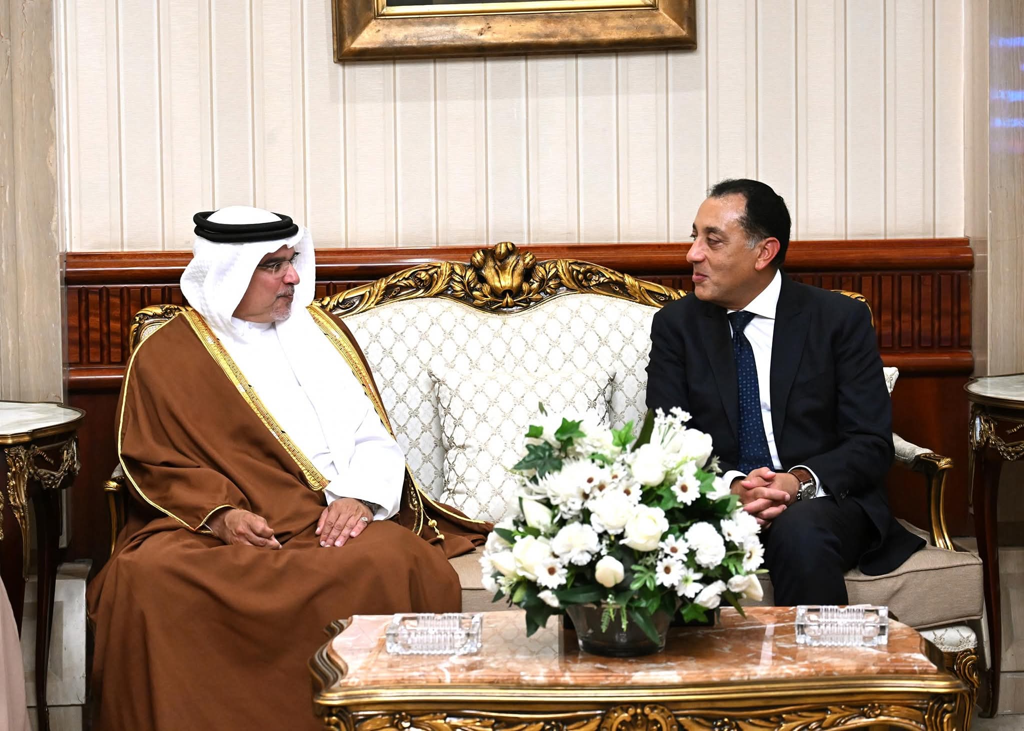 رئيس الوزراء يستقبل ولي عهد مملكة البحرين بمطار القاهرة الدولي