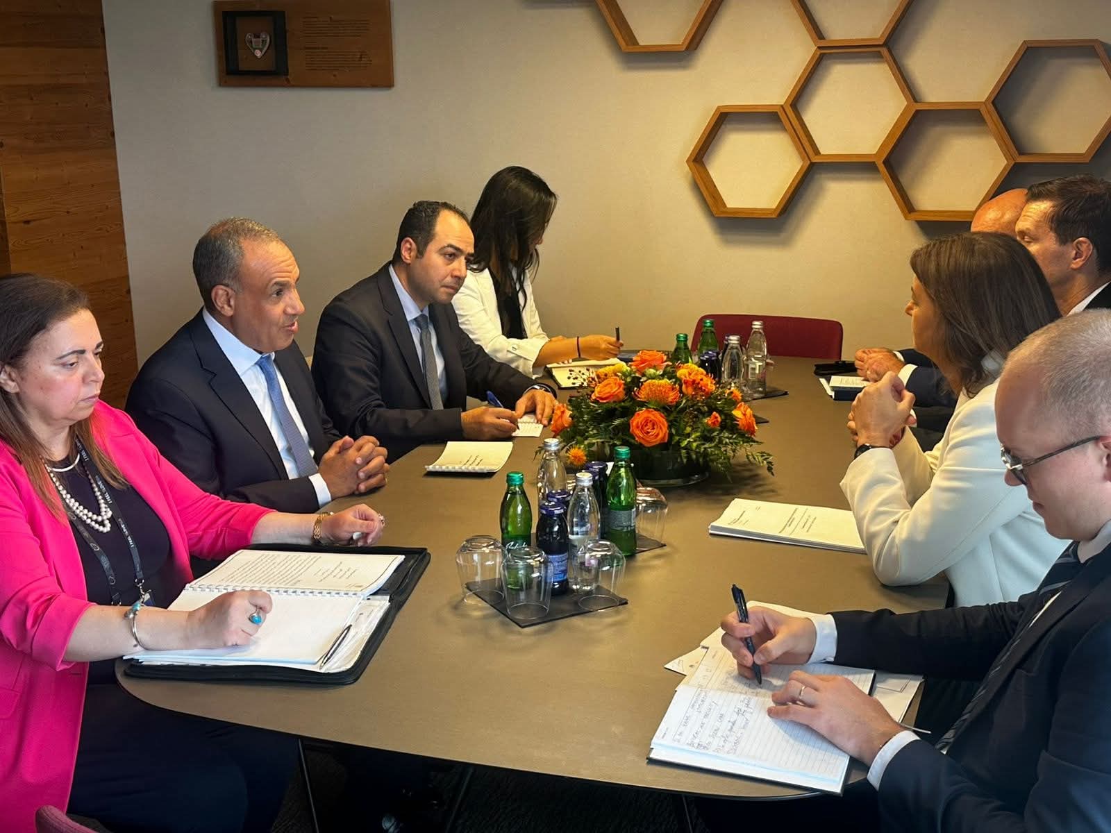 وزير الخارجية يعقد جلسة مباحثات مع نائبة رئيس الوزراء وزيرة خارجية سلوفينيا