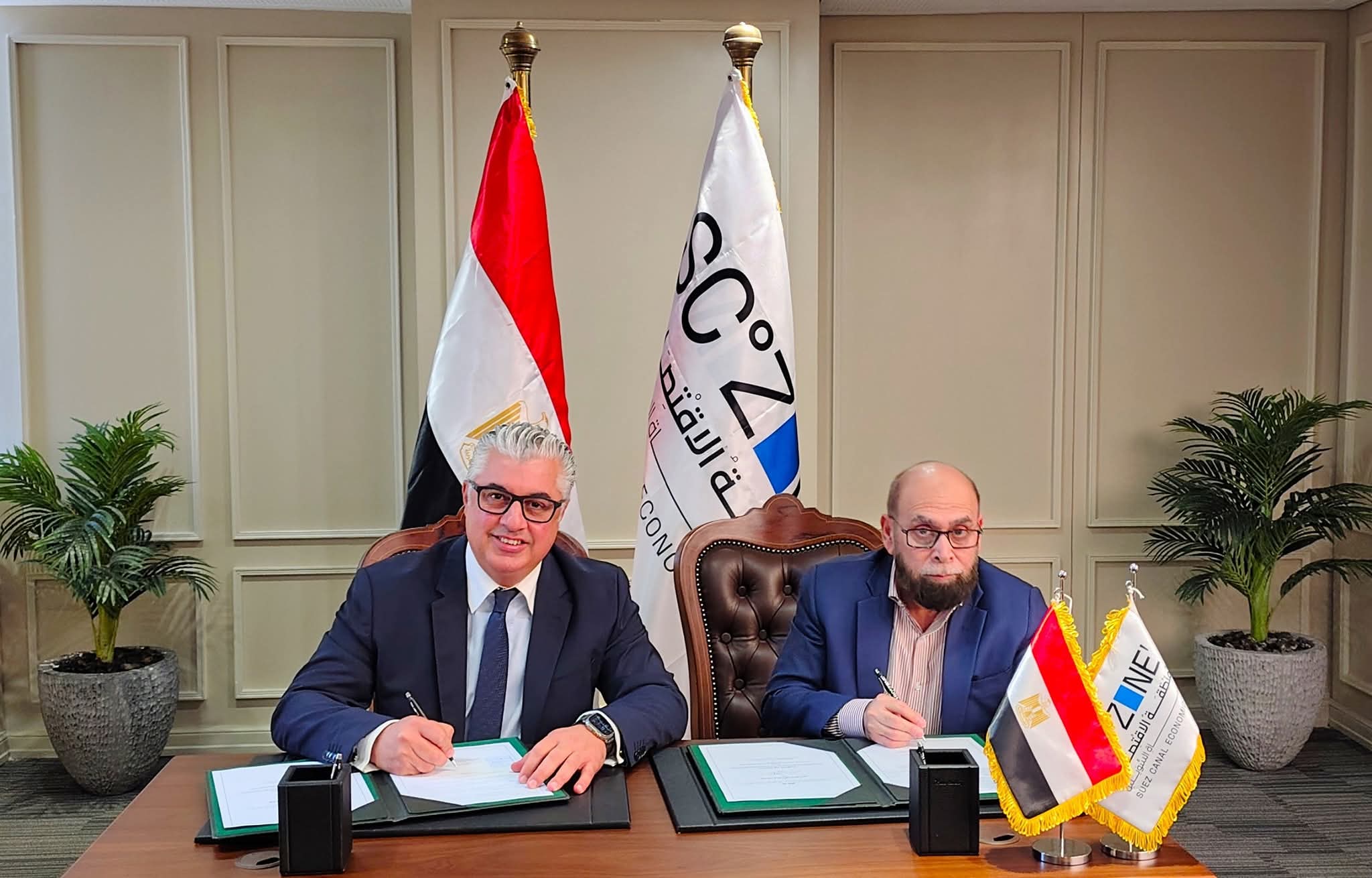 باستثمارات 35.2 مليون دولار أمريكي.... رئيس اقتصادية قناة السويس يوقع عقد مشروع شركة “إنترلووب جروب” الباكستانية لصناعة الملابس الجاهزة