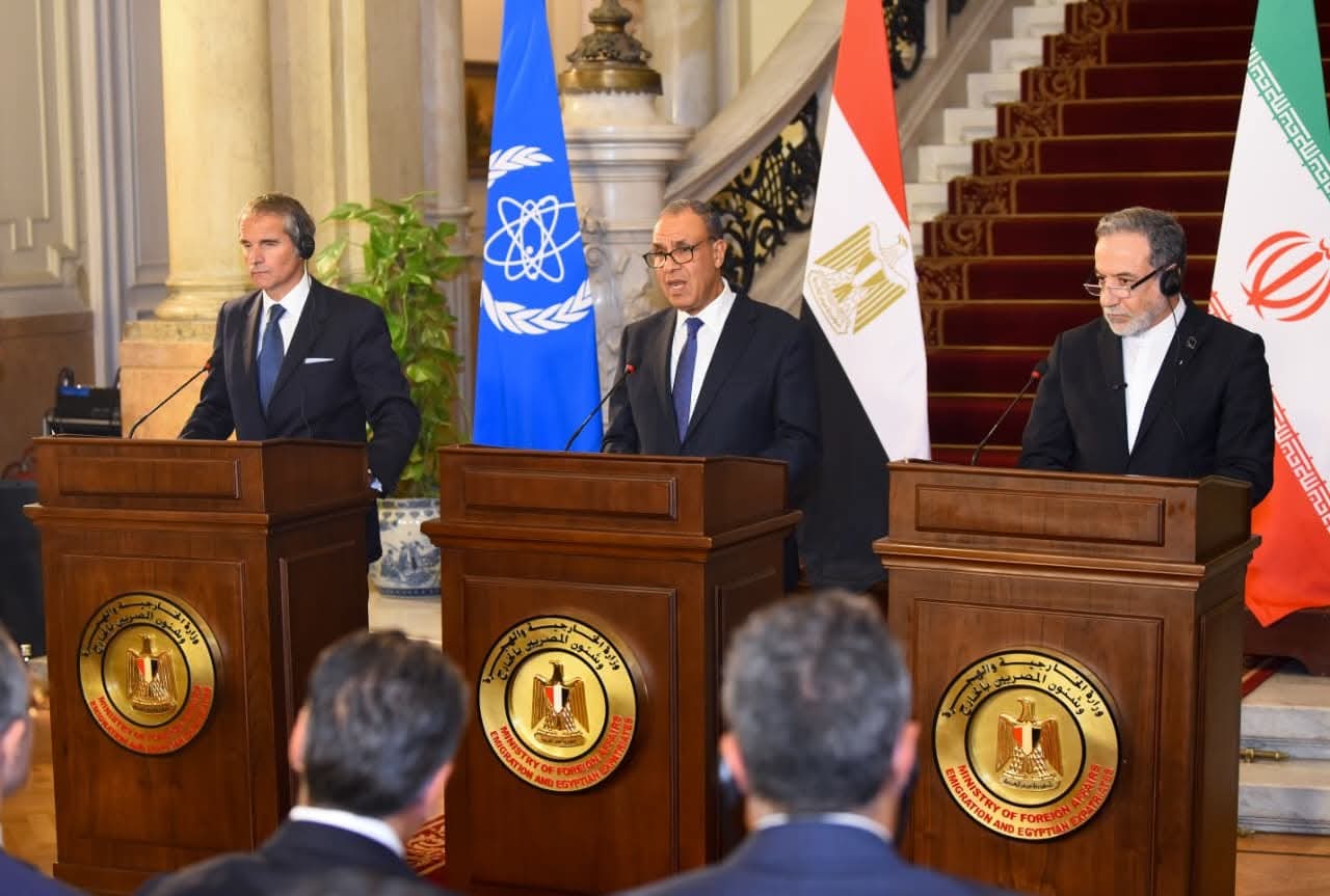 القاهرة تستضيف اجتماعًا ثلاثيًا بين وزيرى الخارجية المصرى والإيرانى والمدير العام للوكالة الدولية للطاقة الذرية …  وإيران والوكالة الدولية للطاقة الذرية يوقعان على اتفاق لاستئناف التعاون