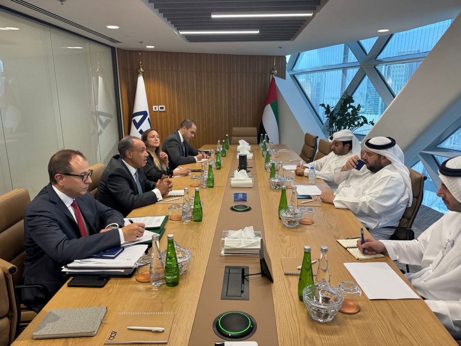 وزير الخارجية يلتقي وزير الاستثمار بدولة الإمارات العربية المتحدة