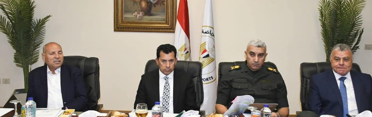 وزير الشباب والرياضة يبحث الفرص الاستثمارية وتطوير الأداء المالي والإداري لاستاد القاهرة