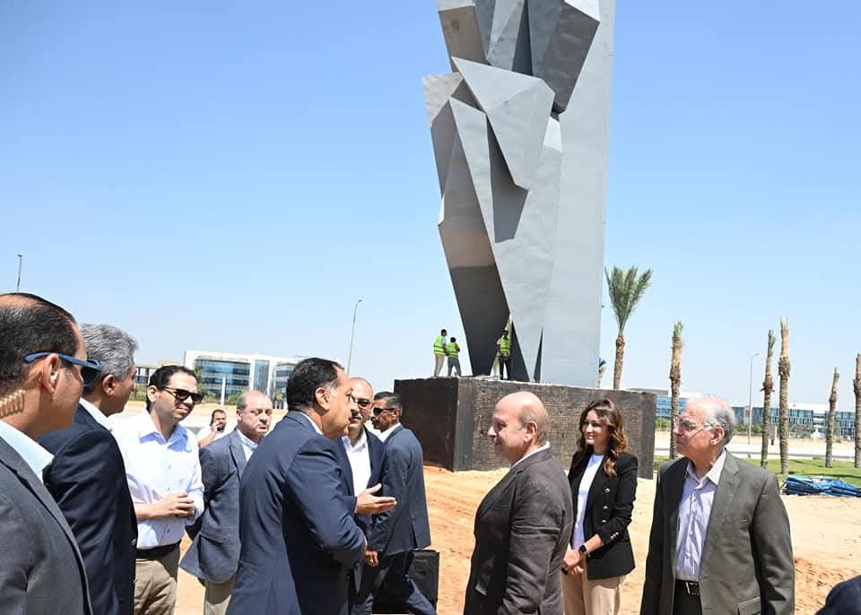 رئيس الوزراء يُتابع أعمال التطوير الجارية بالمنطقة المُحيطة بالمتحف المصري الكبير