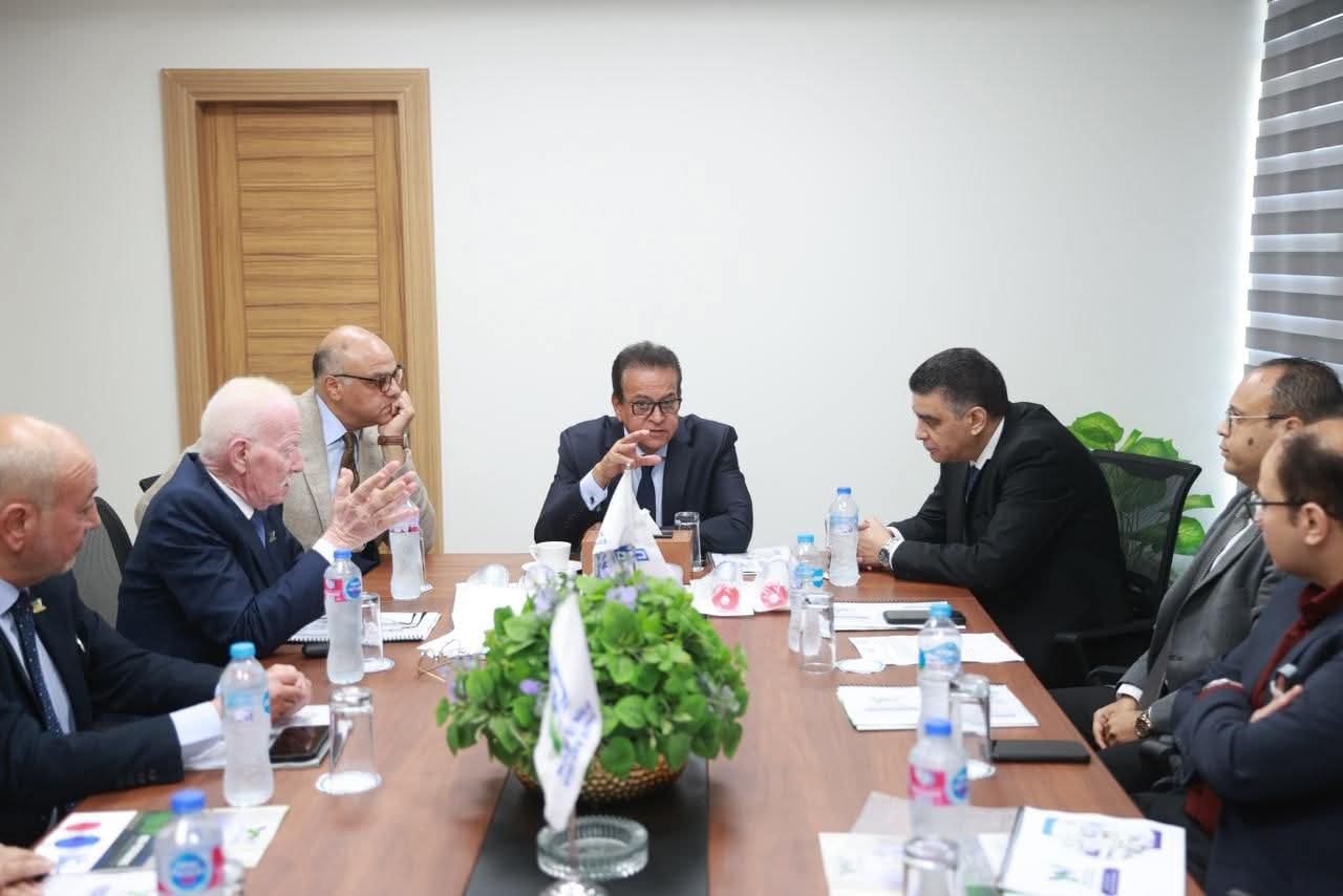الدكتور خالد عبدالغفار يشهد التشغيل التجريبي لخط إنتاج فلاتر الغسيل الكلوي بمصنع «وادى النيل إشتيو للصناعات الدوائية»