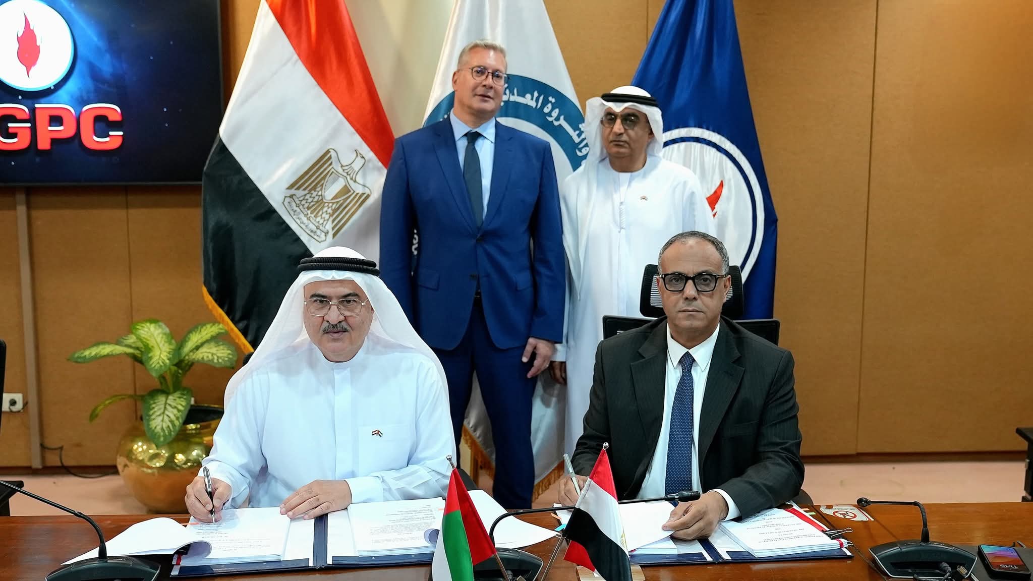وزارة البترول والثروة المعدنية توقع 3 اتفاقيات جديدة للبحث عن البترول والغاز في الصحراء الغربية وخليج السويس وشمال سيناء باستثمارات تزيد عن 121 مليون  دولار