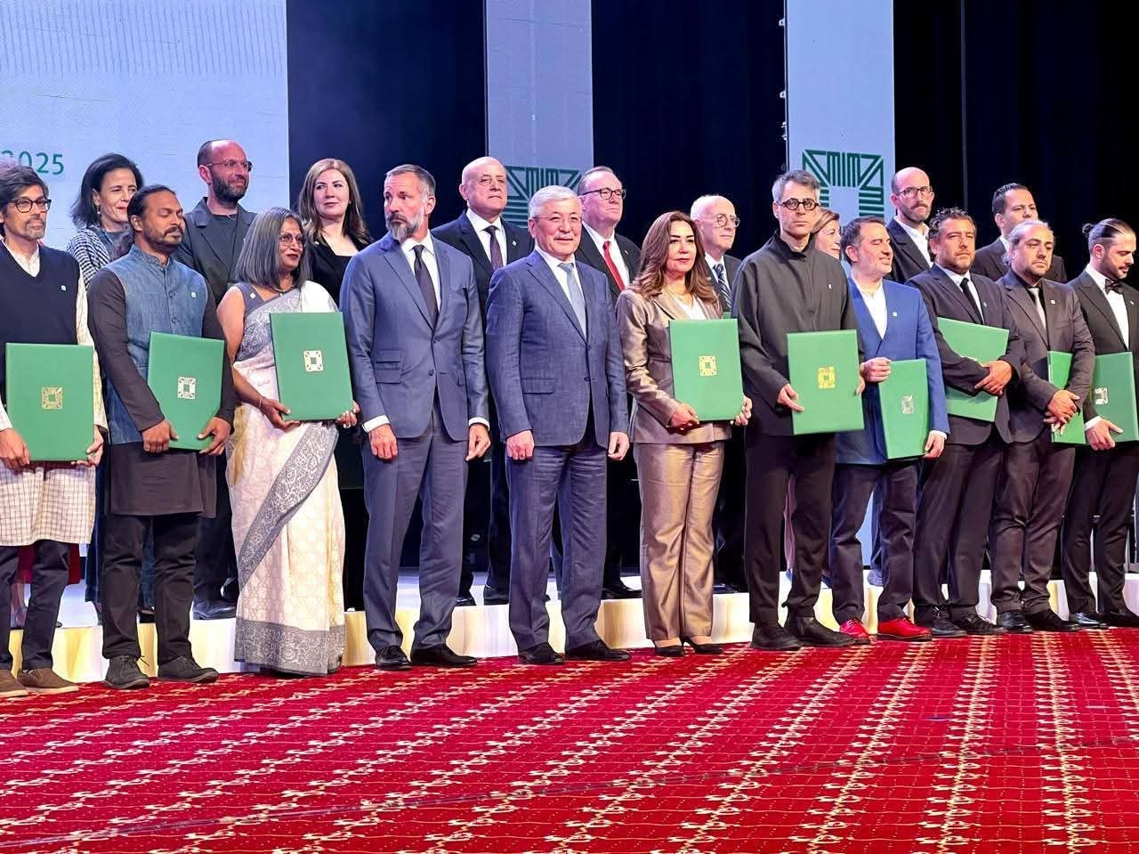وزيرة التنمية المحلية ومحافظ الأقصر يتسلمان جائزة الآغا خان العالمية للعمارة 2025 عن مشروع إعادة إحياء إسنا التاريخية