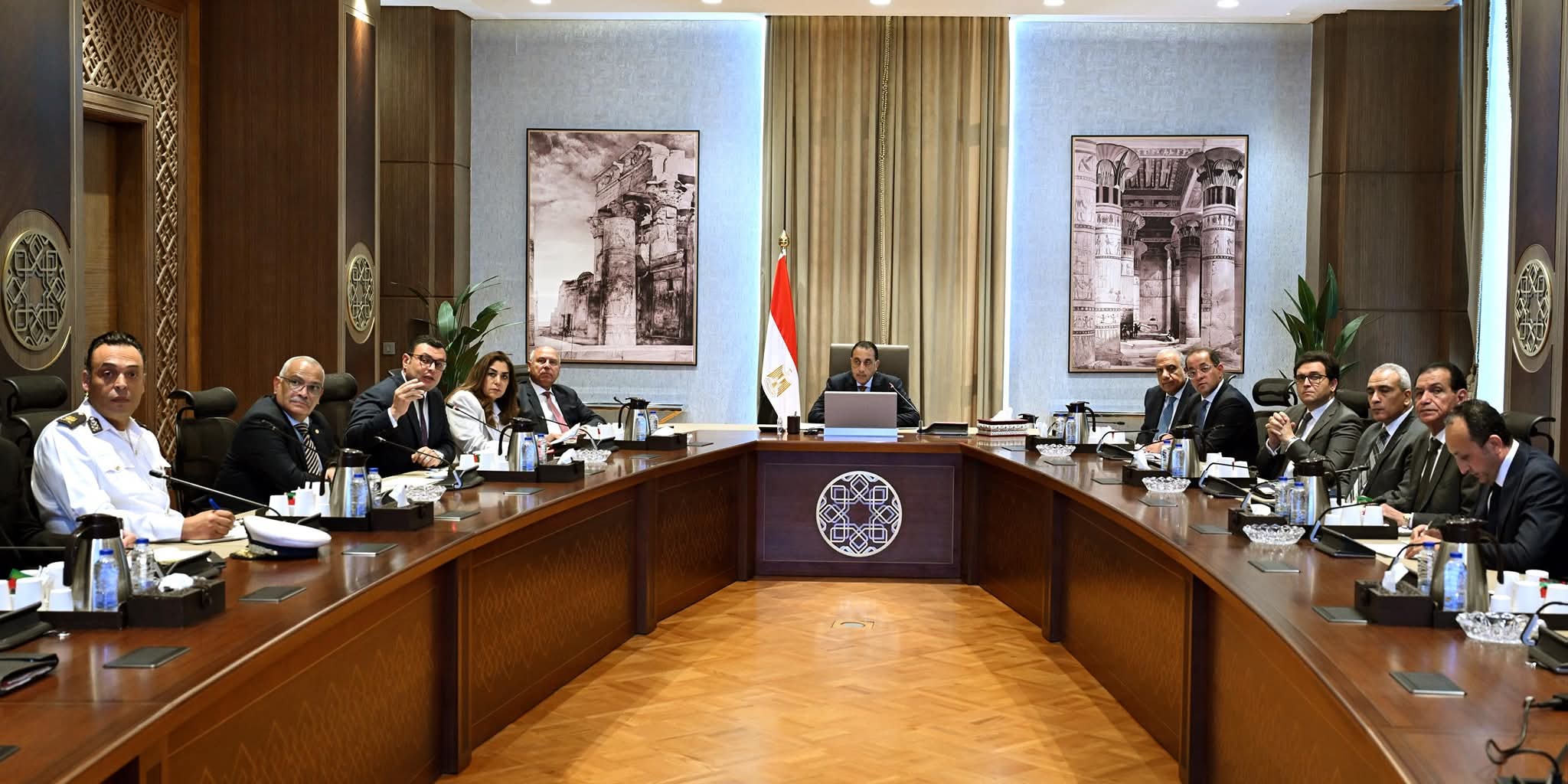 رئيس الوزراء يتابع تنفيذ الاشتراطات والضوابط والمعايير الخاصة بالإعلانات على الطرق العامة والمحاور
