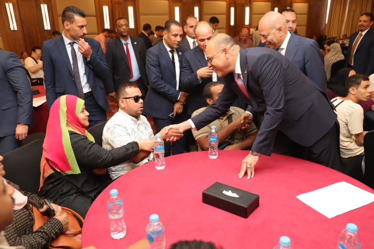لدمجهم في سوق العمل تنفيذًا لتوجيهات فخامة الرئيس السيسي ..   وزير العمل ومحافظ القاهرة يسلمان 100 عقد عمل جديد لذوي همم