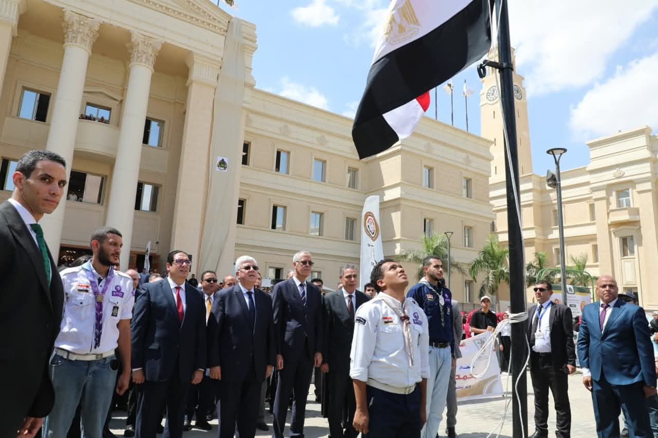 في أول يوم دراسة بالجامعات:  ● وزير التعليم العالي يبدأ العام الجامعي بتفقد جامعة القاهرة الأهلية ويطمئن على انتظام الدراسة بها
