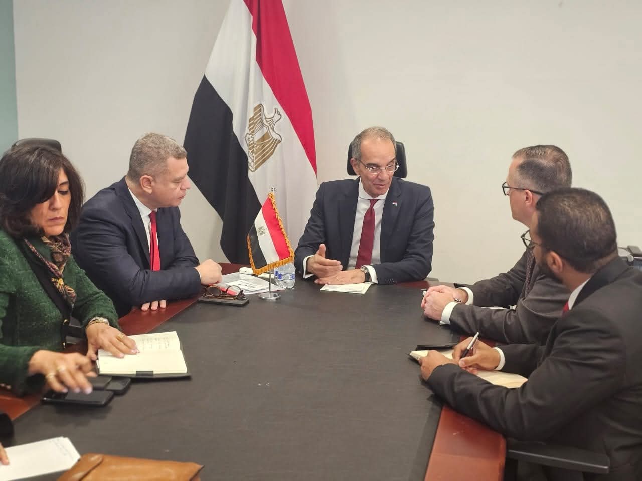 وزير الاتصالات يبحث مع مسؤولى كبرى الشركات الأمريكية التوسع في استثماراتها في مجال التعهيد في مصر والتعاون في مجال بناء القدرات الرقمية