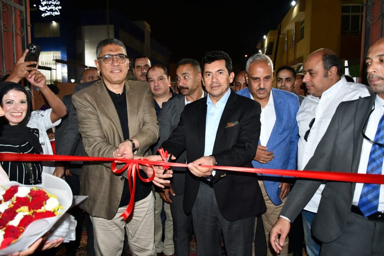 وزير الشباب ومحافظ الجيزة يفتتحان مجمع حمامات السباحة بمركز التنمية الشبابية بالشيخ زايد