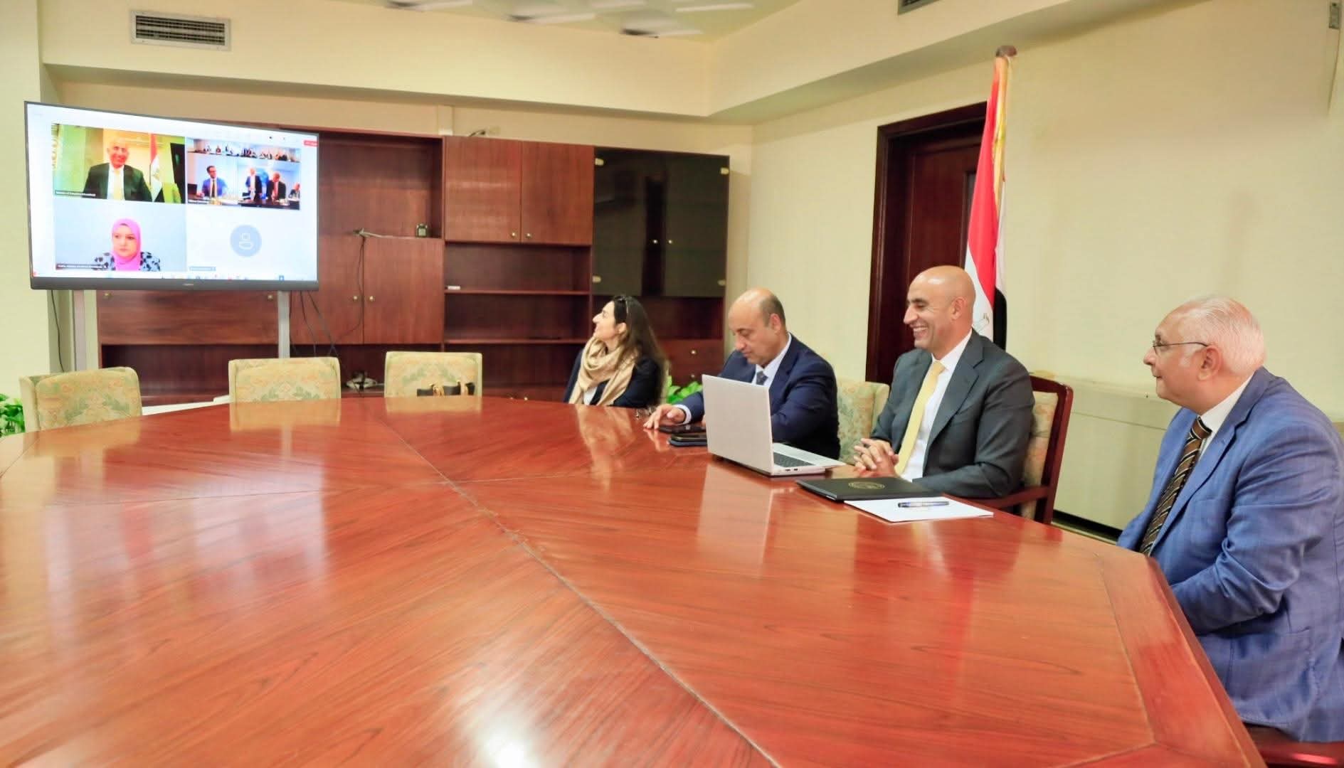 وقعها نيابة عن الوزير السفير المصري في برلين: ● وزير التربية والتعليم يشهد عبر الفيديو كونفرانس توقيع خطاب نوايا بين وزارة التربية والتعليم وولاية بافاريا الألمانية لتعزيز الشراكة في مجال التعليم الفني والتدريب المهني