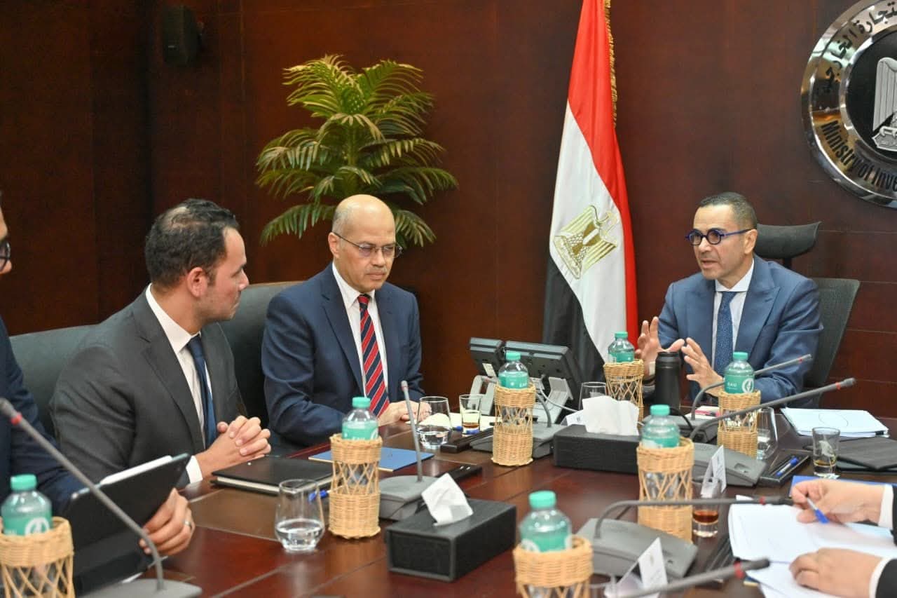 وزير الاستثمار والتجارة الخارجية يعقد اجتماعًا موسعًا لاستعراض سبل تعزيز موقع مصر على مؤشر التعقيد الاقتصادي