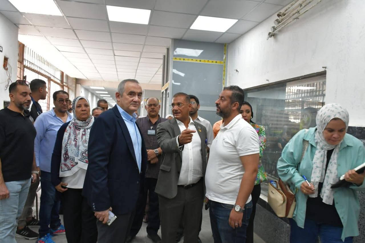 بالصور..رئيس الهيئة العامة للمستشفيات فى زيارة تفقدية لمستشفى المطرية التعليمي ومعهد الكلى والمسالك البولية