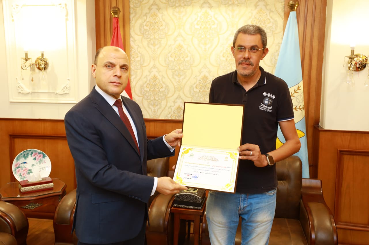 محافظ كفرالشيخ يكرم العاملين بمركز سيطرة الشبكة الوطنية للطوارئ والسلامة العامة تقديرًا لجهودهم المتميزة
