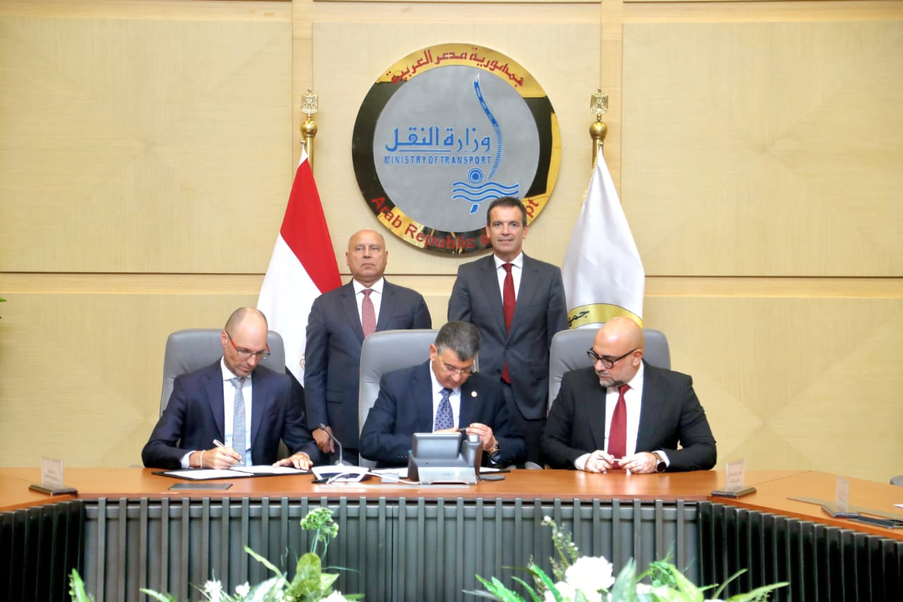 وزير الصناعة والنقل يشهد توقيع :-  3 عقود بين الهيئة القومية للانفاق وشركة كاف الاسبانية لأعمال صيانة ‏(23) قطار للخط الأول لمترو الأنفاق وصيانة ‏(39) قطار للخط الثانى للمترو