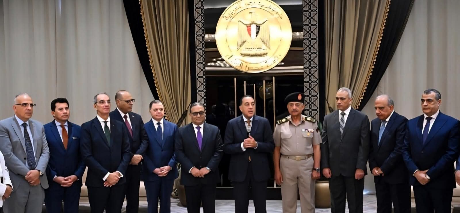 مجلس الوزراء يكرم الأمين العام السابق للمجلس ويهنئ الأمين الجديد بتوليه المسئولية