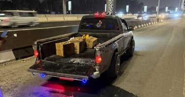 السيطرة على حريق سيارة محملة بكراتين زيت بالطريق الدائرى