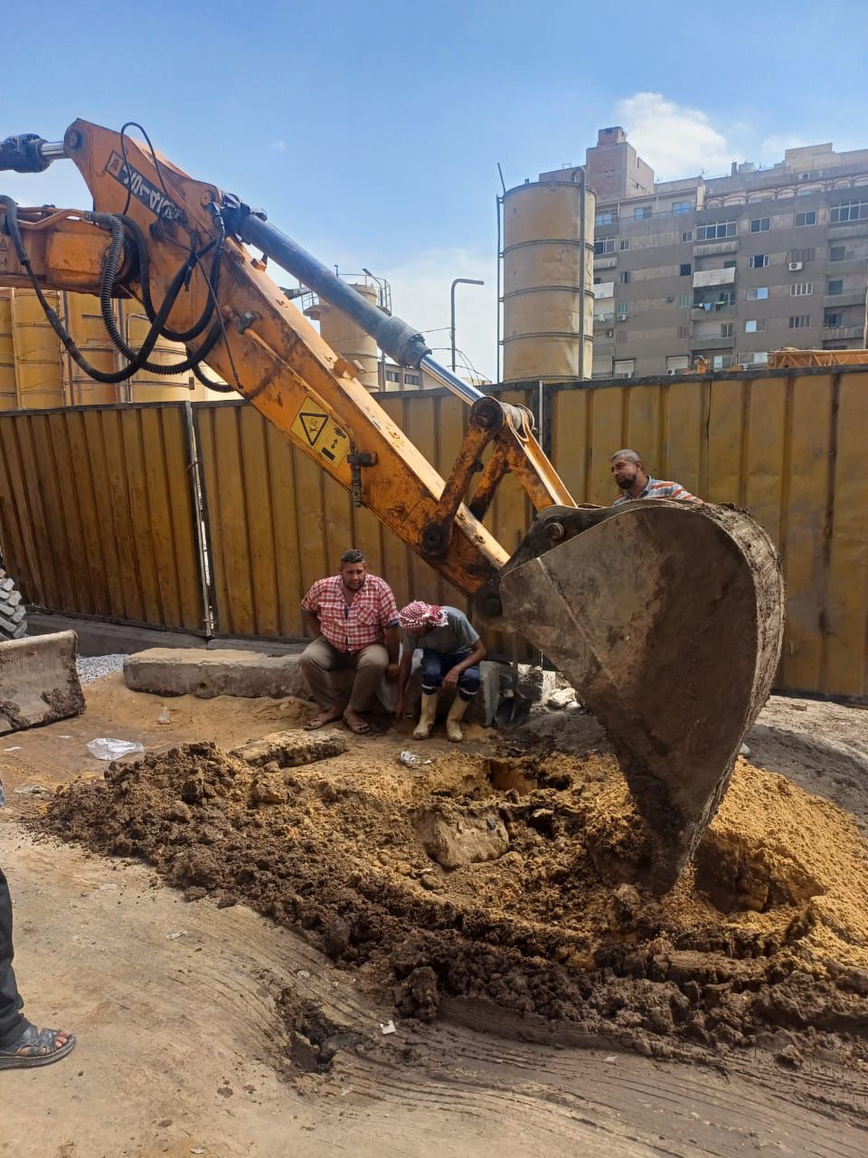 كسر مفاجئ في خط مياه الهرم الرئيسي وتدخل سريع من المحافظ