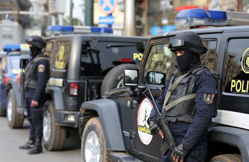 ضبط شخص يستخدم نظارة مزودة بكاميرا داخل بنك شهير بالجيزة