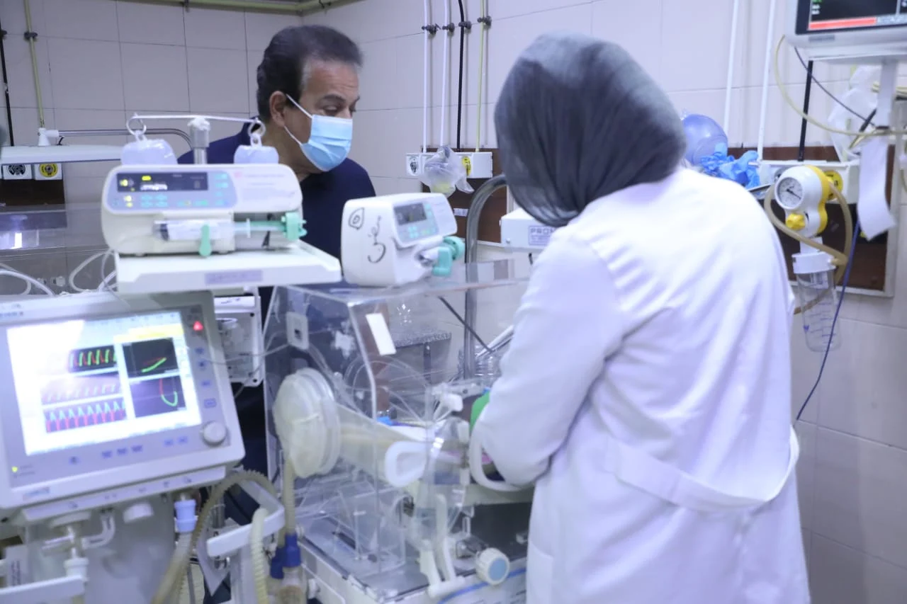 وزير الصحة يُجرى جولة مفاجئة بمستشفى منشية البكرى العام