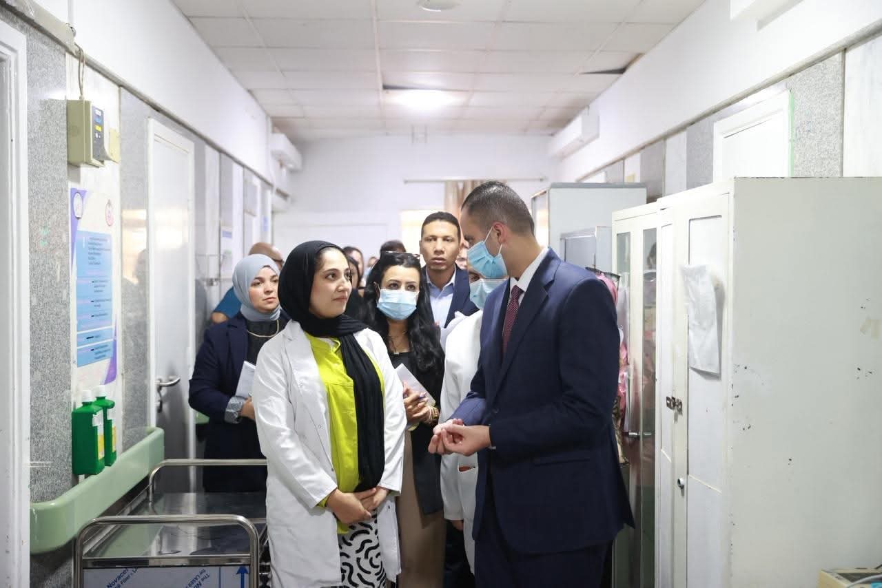 نائب وزير الصحة يتفقد مستشفى القاهرة الجديدة ويحيل أطقم الاستقبال والطوارئ وكافة المتغيبين عن العمل بدون اذن للتحقيق