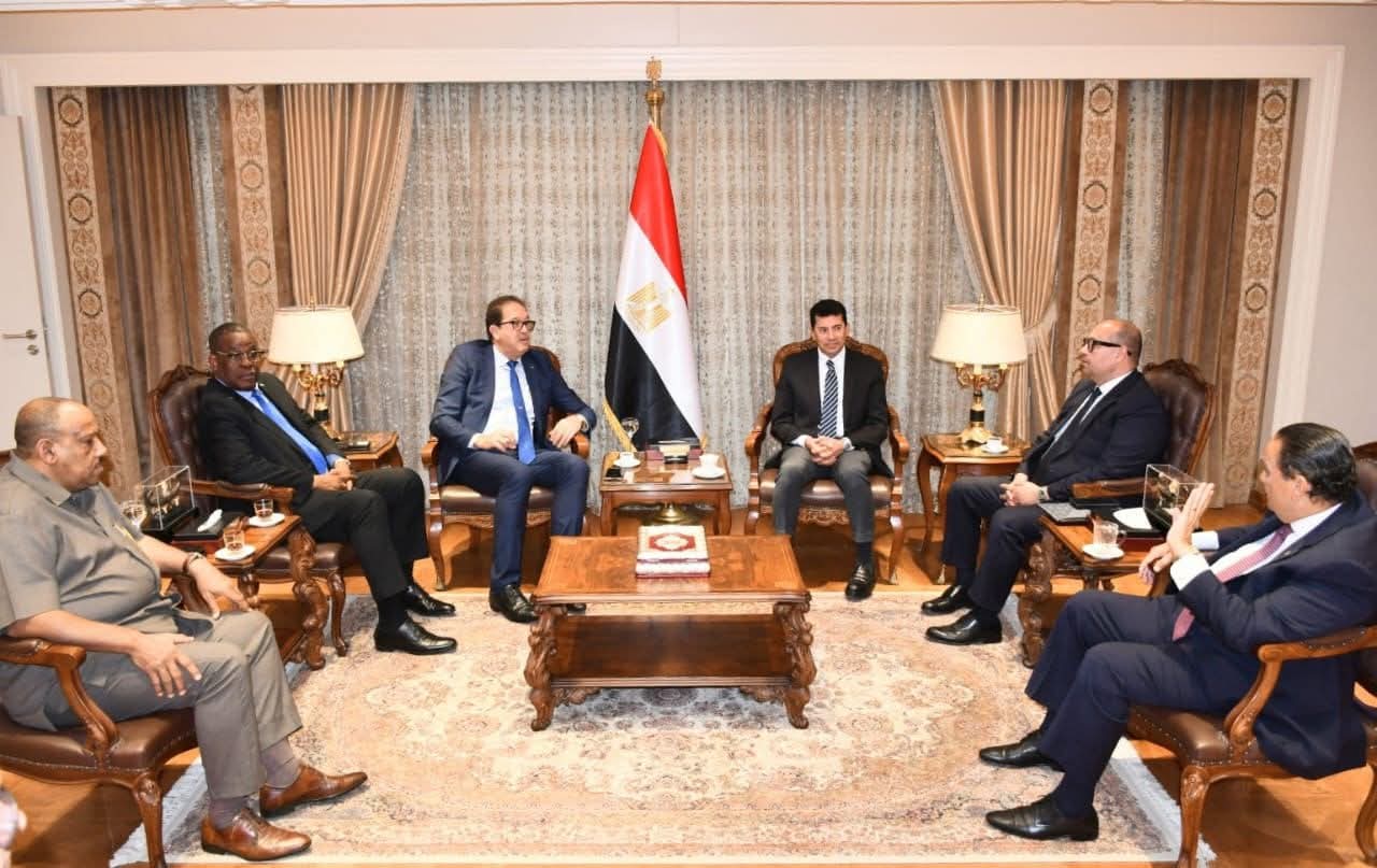 استعدادًا لاستضافة مصر دورة الألعاب الإفريقية 2027...  - وزير الرياضة يُنهي الخلاف بين "الأنوكا" و"الأوكسا" ويؤكد وحدة الصف الرياضى الأفريقي