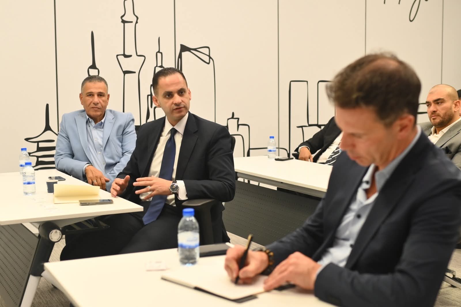 نائب وزير الصحة يلتقي ممثلي “إبسون” على هامش “جيتكس جلوبال 2025” لبحث التعاون في التحول الرقمي